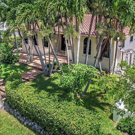 Magnificent Villa By Lake Near Hollywood Beach